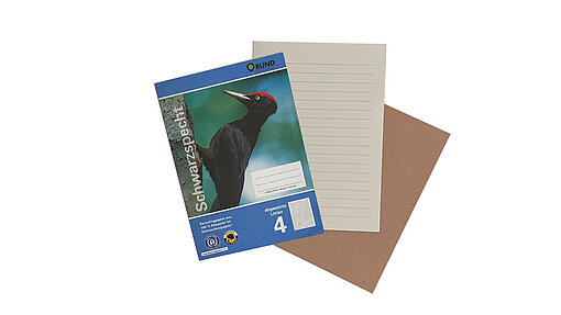 1 blaues Heft, ein linierte Seite und ein Löschblatt schauen daraus hervor.