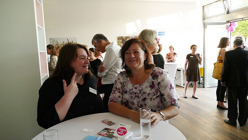 Sonja Birnbaum um Gespräch mit Bärbel Kofler. © Plan