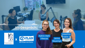 Drei Frauen sitzen in einem modernen Büro mit Mikrofonen vor sich. Kathrin Diehl Villescas (links), Janina Meyeringh (mitte) und Josephine Kahnt (rechts) sind in einem Podcaststudio, das mit einem Bildschirm und technischer Ausrüstung ausgestattet ist.