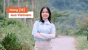 Hang aus Vietnam steht entschlossen mit verschränkten Armen und einem Lächeln im Gesicht.