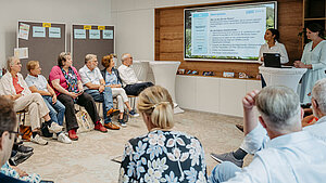 Workshop zu den Phasen des Projektzyklus auf dem Stiftungstreffen 2024, Teilnehmer:innen hören einer Präsentation zu.