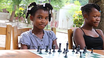 Mädchen werden ermutigt, Schach zu lernen. So soll die Gleichberechtigung gefördert werden. © Plan International