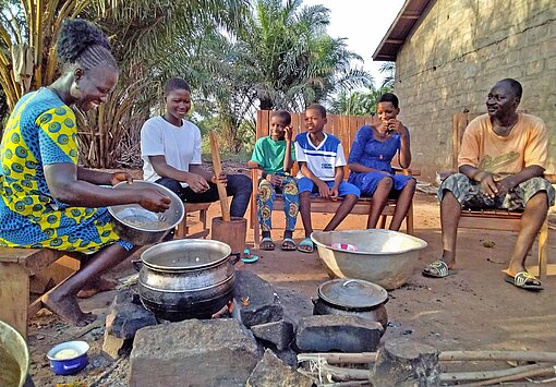 Gemeinsames Abendessen: Aurinda (2. v. l.) mit ihren Eltern und Geschwistern in Benin Eine Familie sitzt zusammen