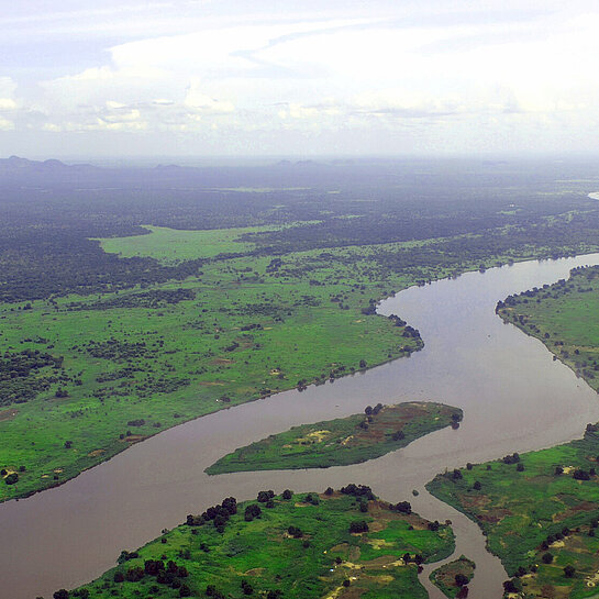 Blick aus dem Flugzeug auf einen breiten Fluss, den Nil in Sudan