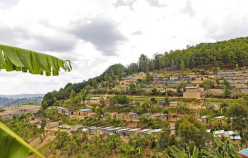 Die Siedlung Mugombwa im Süden von Ruanda Blick auf ein Tal