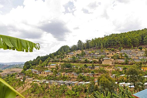 Ruanda gilt als Land der 1.000 Hügel Hügel mit Wohnhäusern an einem Berg