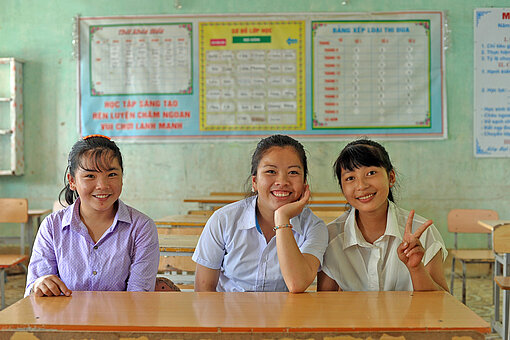 „Champions of Change“-Mitglied Sen (20, Mitte) mit ihren Freundinnen Drei Mädchen in Nord-Vietnam