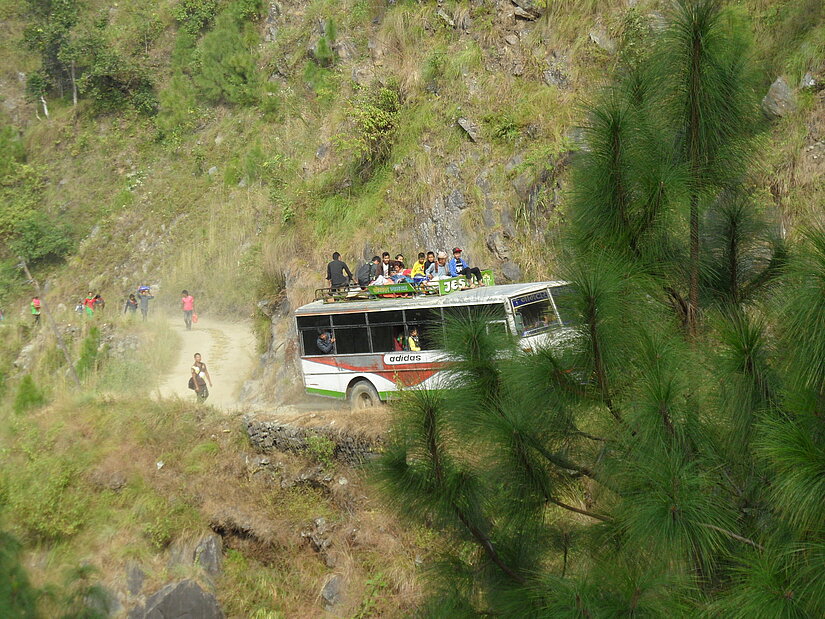 Ein Bus kämpft sich hoch.©Plan Ein Bus kämpft sich hoch.©Plan