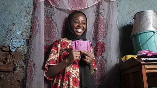 Mädchen erhalten Tampons und Binden. 