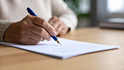 Eine Person schreibt 