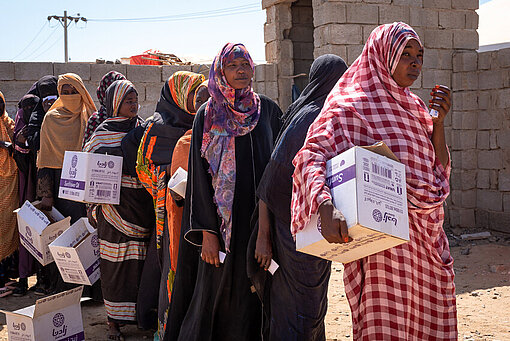 Frauen bei der Ausgabe von Hilfsgütern in Port Sudan