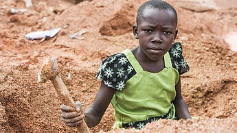 115 Millionen Kinder gehen gefährlichen Tätigkeiten in Fabriken, im Bergbau oder als Prostituierte nach. © Eric Thallaug/Plan