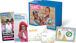 Auf einer blauen Spendenbox ist ein Bild von zwei Mädchen und das Wort "Danke" abgebildet. Davor sind verschiedene Fyler und von Kindern gestaltete Karten dargestellt.