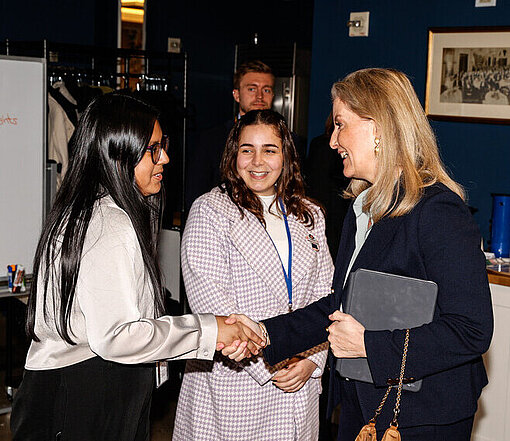 Jhussahara begrüßt die Herzogin von Edinburgh bei der CSW69 in New York Jhussahara gibt der Herzogin von Edinburgh bei der CSW69 in New York die Hand