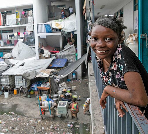 Sandra* (13) ist dankbar für die Unterstützung von Plan International Eine junge Frau in einem Flüchtlingscamp