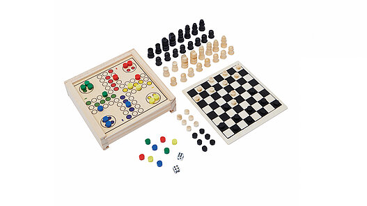 Ludo und Schachspielfeld mit Figuren