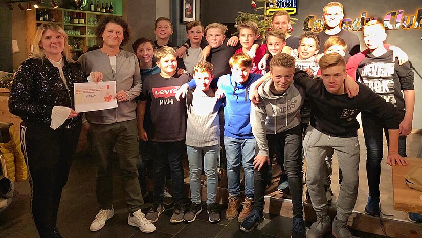 „Kinder brauchen Fans!“-Jugendmannschaft spendet für Malawi-Projekt „Kinder brauchen Fans!“-Jugendmannschaft spendet für Malawi-Projekt