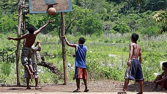Kinder auf den Philippinen spielen gerne Basketball