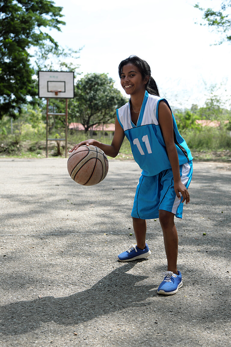 In ihrer Freizeit spielt Cristina begeistert Basketball