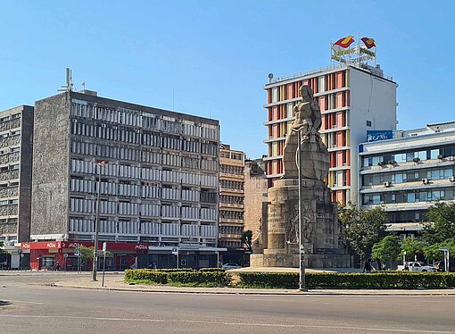 Am Platz der Arbeiter in Maputo Plattenbauten aus der sozialistischen Zeit in Maputo