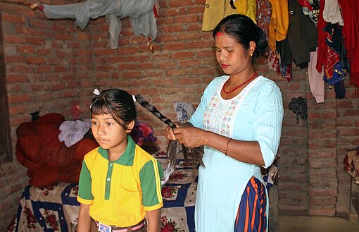 Zuwendung und Unterstützung, das möchte Ram Kumari ihren Kindern täglich bieten Eine Frau kümmert sich um ihr Kind