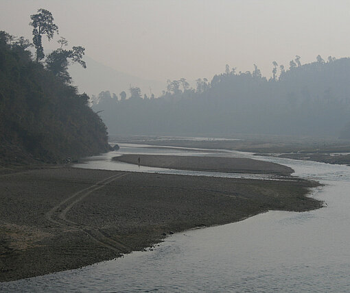 Fluss- und Waldlandschaften im Südwesten von Nepal Ein Fluss windet sich durch bergiges Terrain