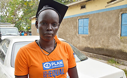 Ayen ermutigt junge Frauen, sich trotz Covid-19 auf ihre Bildung zu konzentrieren. ©Plan International Ayen ermutigt junge Frauen, sich trotz Covid-19 auf ihre Bildung zu konzentrieren. ©Plan International