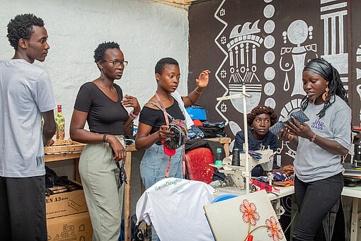 Faith und ihre Kolleg:innen überprüfen ihre hergestellten Produkte