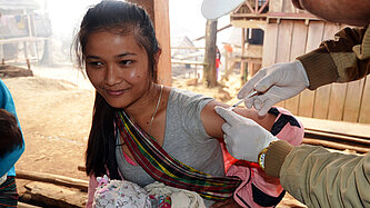 Impfen rettet Leben! Bei Erreichen hoher Impfquoten ist es sogar möglich, einzelne Krankheitserreger weltweit auszurotten. ©Plan International