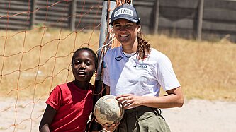 Luisa Görlich und ihr Patenkind Mercy mit Handball