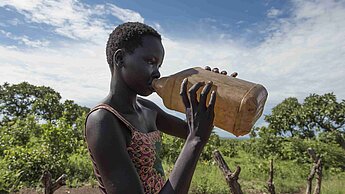 Realität in Südsudan: Aufgrund der großen Not müssen Mädchen vielfach ihren Eltern auf dem Feld helfen, statt in der Schule zu sein.