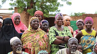 Menschen bei einer Sensibilisierungskampagne in Burkina Faso