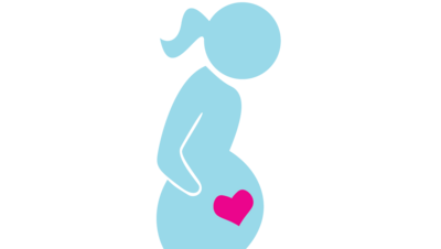 Schwangere Frau im Profil mit Herz auf dem Bauch