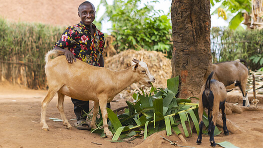 Emmanuel, 21, kümmert sich um die Ziegen, die er bekommen hat. 