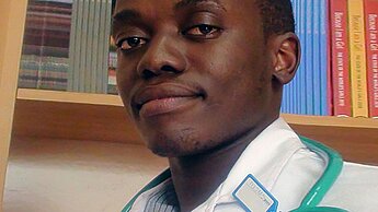 Medizinstudent Prince Gwetu arbeitet am Hospital in Silobela.