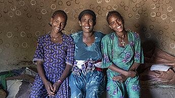 Wenn die Gelder in den kommenden Jahren weiter gekürzt werden, können Entwicklungsprojekte nicht langfristig geplant werden und wir lassen damit die Menschen zurück, die am meisten benachteiligt sind: Mädchen und Frauen. © Plan International/Maheder Haileselassie Tadese