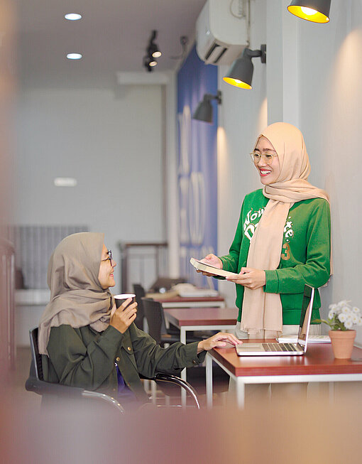 Austausch und Beratung beim „Work in Tech“-Programm in Indonesien Zwei Mädchen in einem Tech-Labor