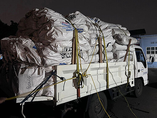 Ein Lastwagen voller Hilfsgüter