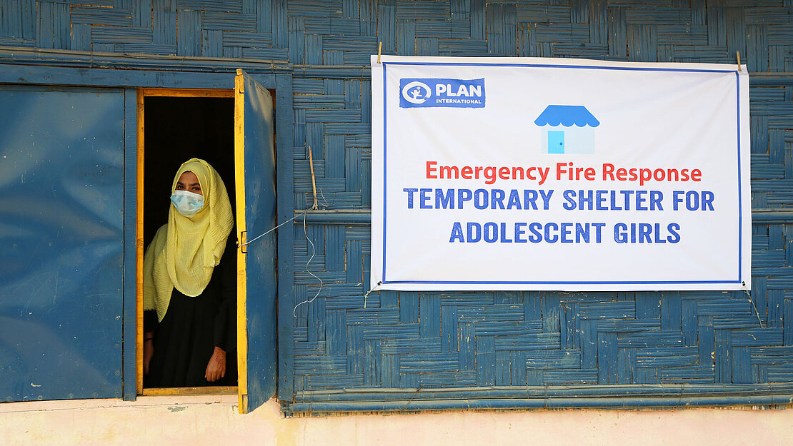 Eine Frau schaut aus dem Fenster eines Sammelpunkts für Mädchen in Cox's Bazar