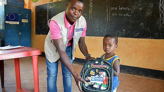 Deutschland Tour verschenkt Schulrucksäcke und Bücher für Kinder in Uganda