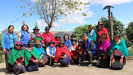 Eine Gruppe in Ecuador guckt fröhlich in die Kamera