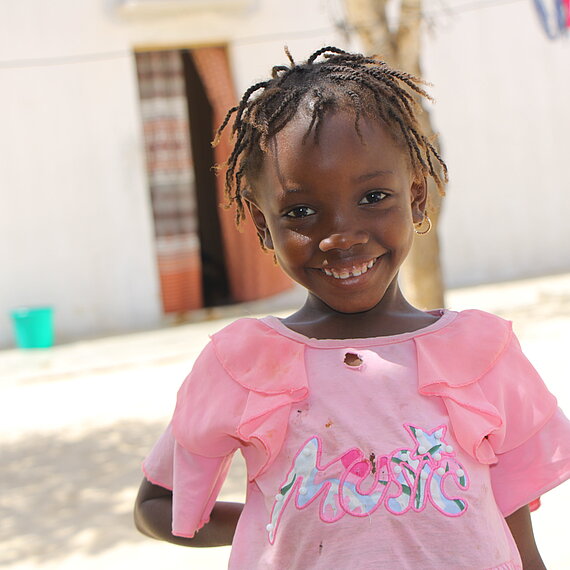 Ein junges Mädchen lächelt in die Kamera