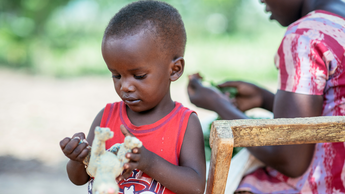 [Translate to deutsch (AT):] Viele Kinder in Afrika, Asien und Lateinamerika sind auf sich alleine gestellt und müssen versuchen, zu überleben. © Plan International / Quinn Neely