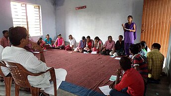 Mit ihren Jugendgruppen trifft Nisha auch die Obersten der Gemeinden. © Plan International