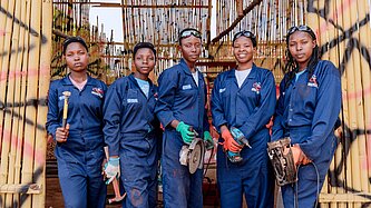 Die Gruppe angehender Schweißer:innen mit ihren Werkzeugen