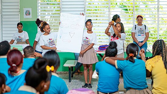 Bild: Mädchen nehmen an einem Workshop teil, wo sie mehr über ihre Rechte lernen