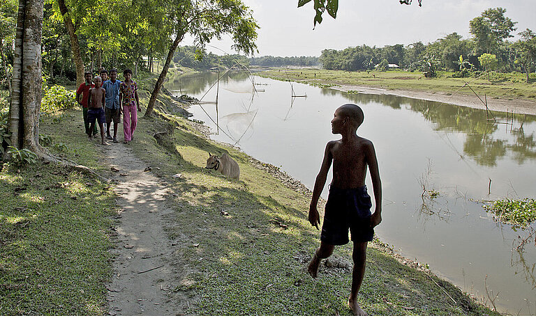 Kinder an einem Kanal im Norden von Bangladesch