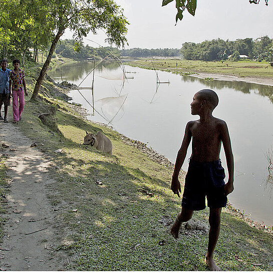 Kinder an einem Kanal im Norden von Bangladesch