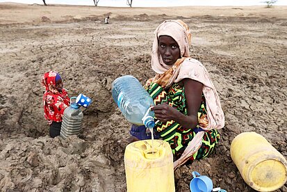 Der Klimawandel verursacht durch monatelange Dürre vielerorts Wasserknappheit, so auch in unserem Projektland Kenia. ©Plan International Der Klimawandel verursacht durch monatelange Dürre vielerorts Wasserknappheit, so auch in unserem Projektland Kenia. ©Plan International