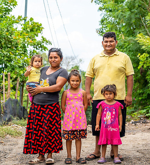 Familienfoto draußen in El Salvador